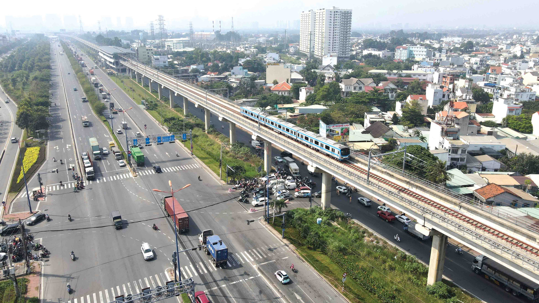 Tàu rời ga metro Bình Thái về lại Suối Tiên, TP.Thủ Đức sáng 21-12 - Ảnh: T.T.D.