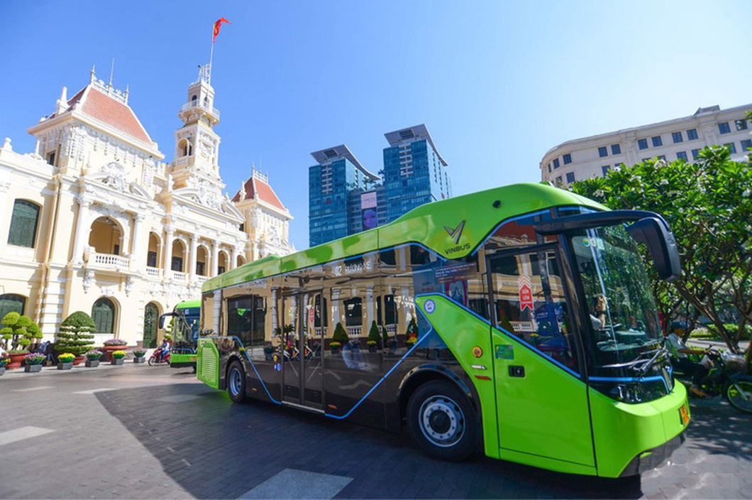 Xe buýt điện xanh - sạch - đẹp là một giải pháp giao thông bền vững trước các vấn đề biến đổi khí hậu - Ảnh: QUANG ĐỊNH