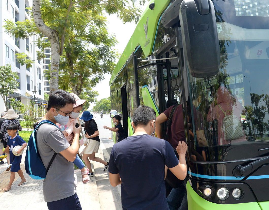 Người dân khu dân cư Grand Park (TP Thủ Đức, TP.HCM) di chuyển bằng xe buýt điện - Ảnh: TỰ TRUNG