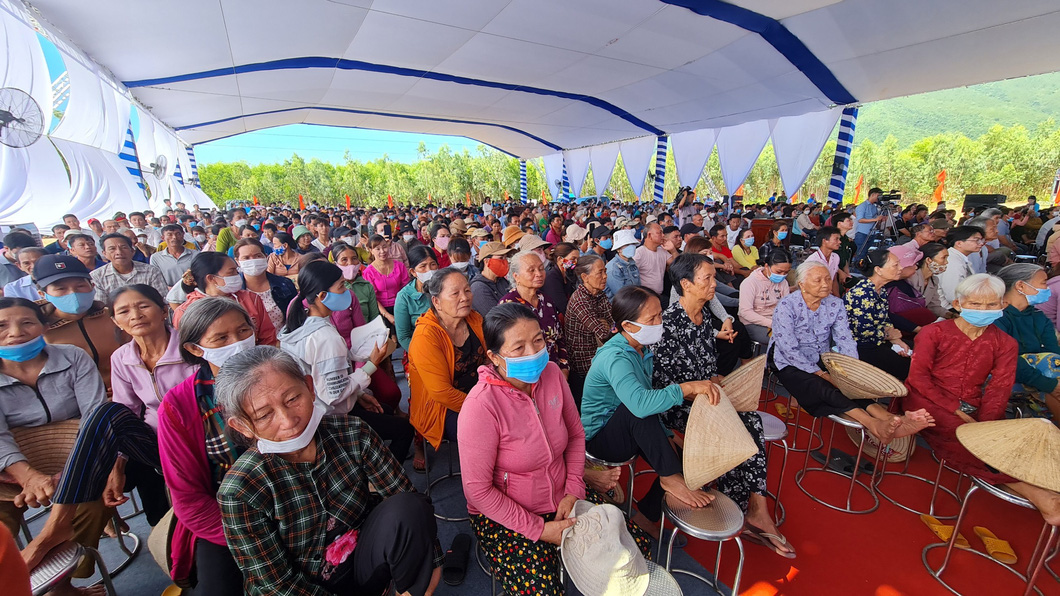 Đông đảo người dân thôn Lộ Diêu có mặt để nghe lãnh đạo tỉnh trình bày về dự án gang théo Long Sơn - Ảnh: LÂM THIÊN