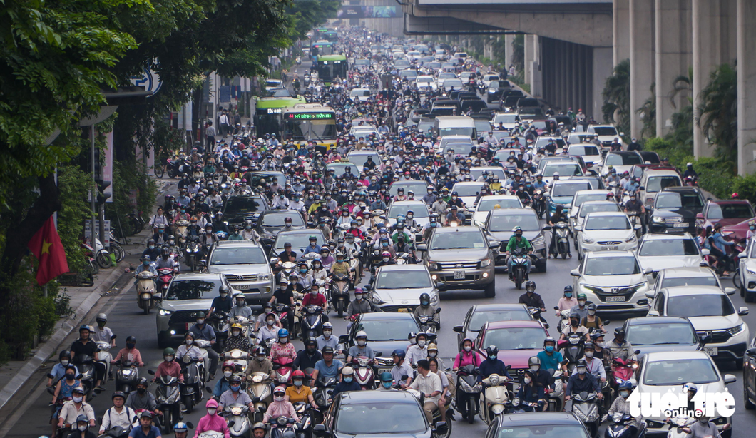 Tắc đường, người Hà Nội chật vật đi làm sau kỳ nghỉ lễ - Ảnh 1.