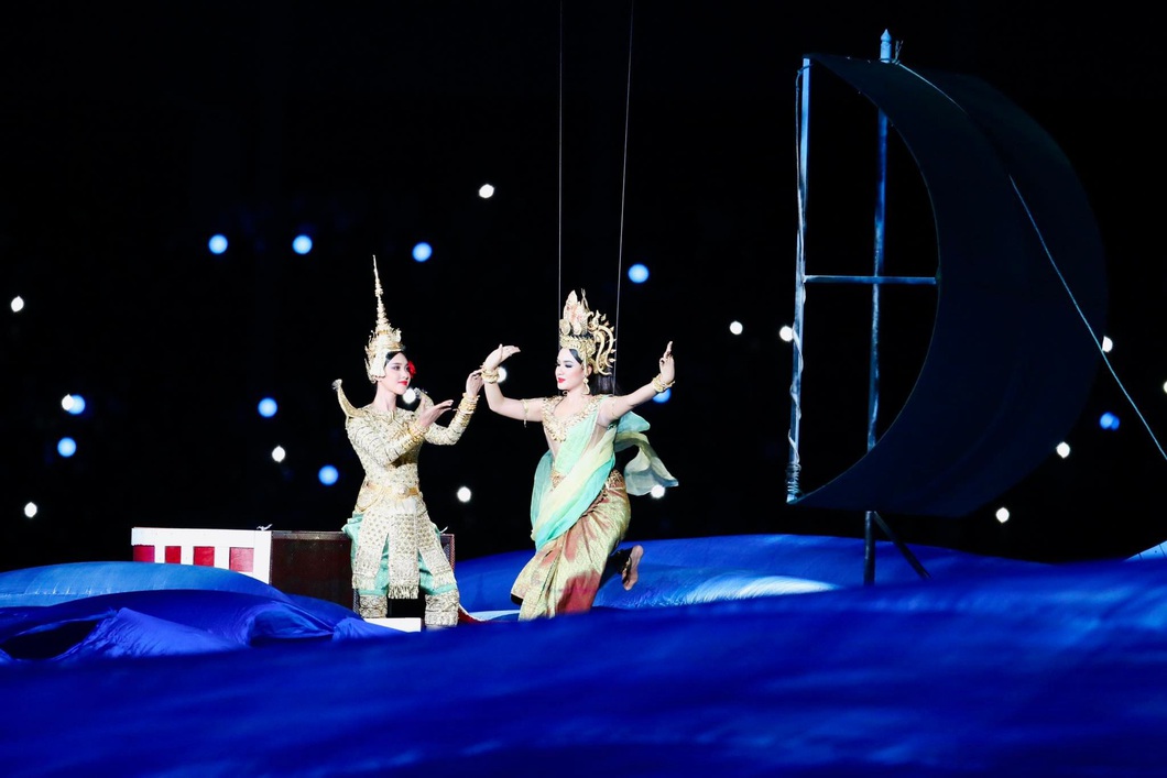 Lễ khai mạc SEA Games 32 đã bắt đầu - Ảnh 3. Những cô gái xinh đẹp hóa thân thành Nữ thần Champa - Ảnh: NGUYÊN KHÔI