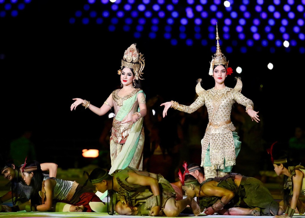 Lễ khai mạc SEA Games 32 đã bắt đầu - Ảnh 4. Các điệu múa truyền thống của người Khmer - Ảnh: NGUYÊN KHÔI