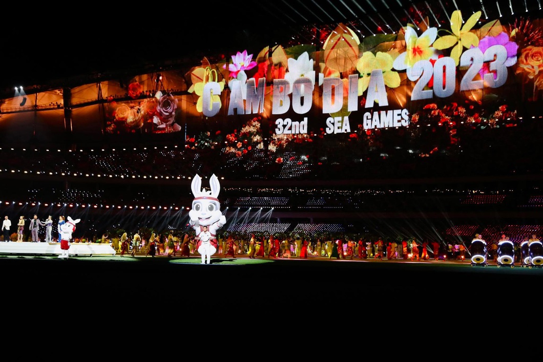 Lễ khai mạc SEA Games 32: Campuchia tái hiện sự hùng vĩ của Angkor - Ảnh 1. Bài hát chính thức của SEA Games 32 mang tên "Cambodian Pride" đang vang lên tại Morodok Techo - Ảnh: N.K