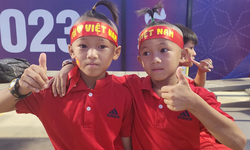 Trẻ Campuchia gốc Việt lần đầu khoác áo CĐV Việt Nam - Ảnh: T.TRÌNH