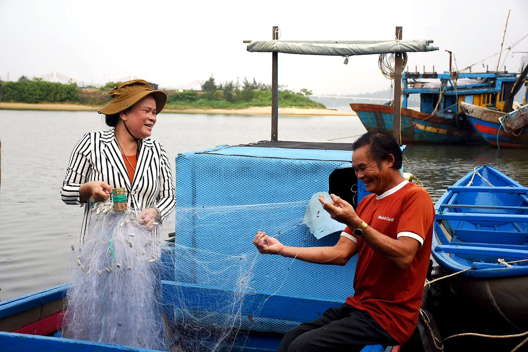 Ngư dân Võ Thu Anh và vợ đan lưới, chuẩn bị cho chuyến đi biển gần bờ - Ảnh: TRẦN MAI