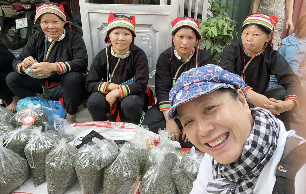 Chiều Xuân chụp ảnh cùng những phụ nữ dân tộc thiểu số ở Hà Giang đi chợ phiên Yên Minh