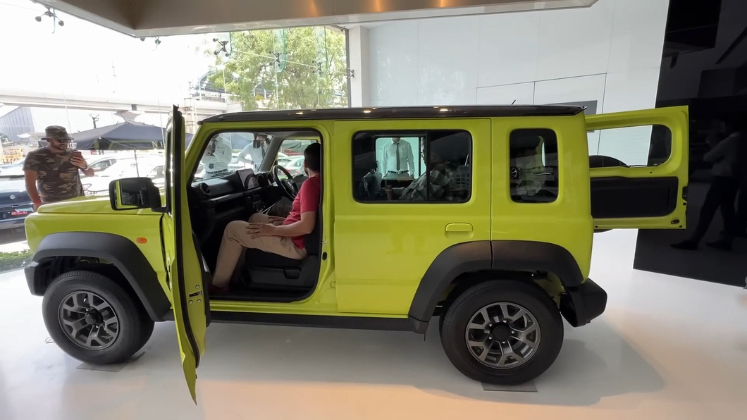 Suzuki Jimny sắp về Việt Nam qua đánh giá thực tế: Nên thay bánh, ghế sau hơi khó chịu - Ảnh 8.