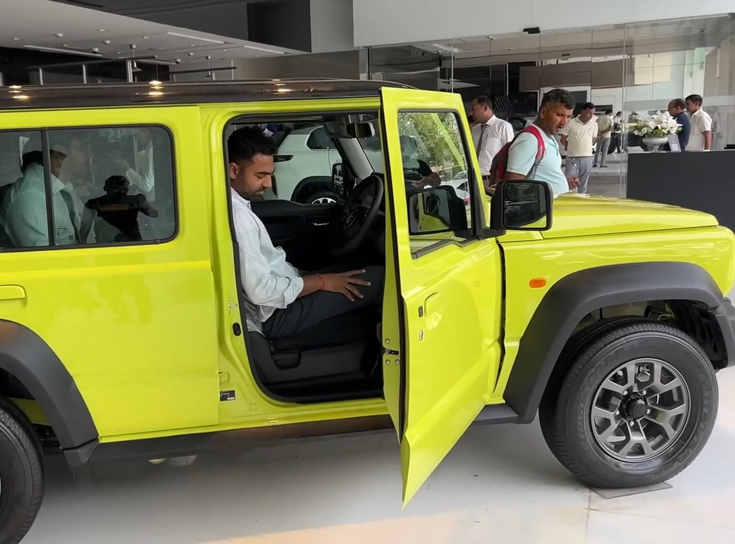 Suzuki Jimny sắp về Việt Nam qua đánh giá thực tế: Nên thay bánh, ghế sau hơi khó chịu - Ảnh 4.