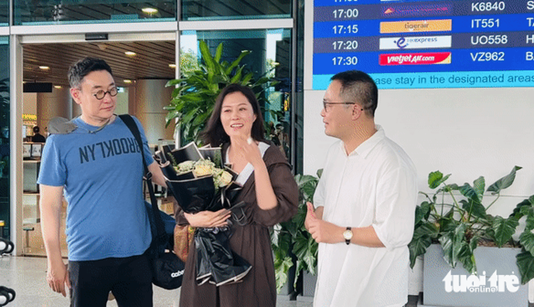 Moon So Ri mặc trang phục thoải mái, không trang điểm, đứng giữa người chồng Jang Joon Hwan và đạo diễn Phan Đăng Di tại sân bay Đà Nẵng chiều 9-5 - Ảnh: MI LY