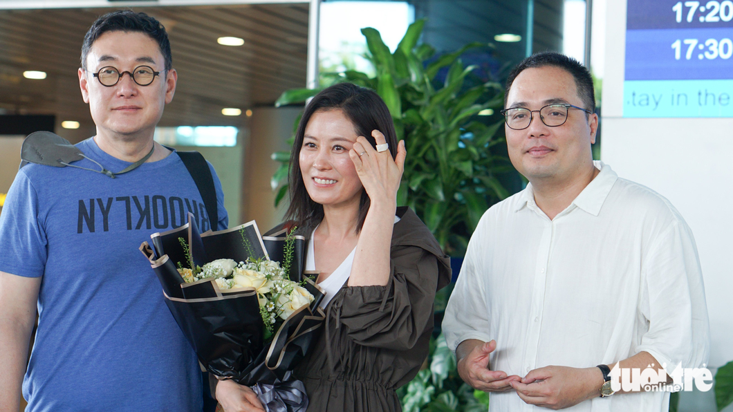 Đạo diễn Phan Đăng Di đón vợ chồng diễn viên Moon So Ri và đạo diễn Jang Joon Hwan đến Đà Nẵng chiều 9-5 - Ảnh: TRẦN MẶC