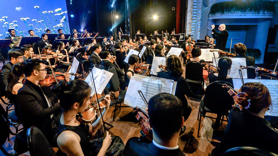 Dàn nhạc SPO biểu diễn trong concert Once upon a Spring tại Nhà hát TP.HCM - Ảnh: SPO