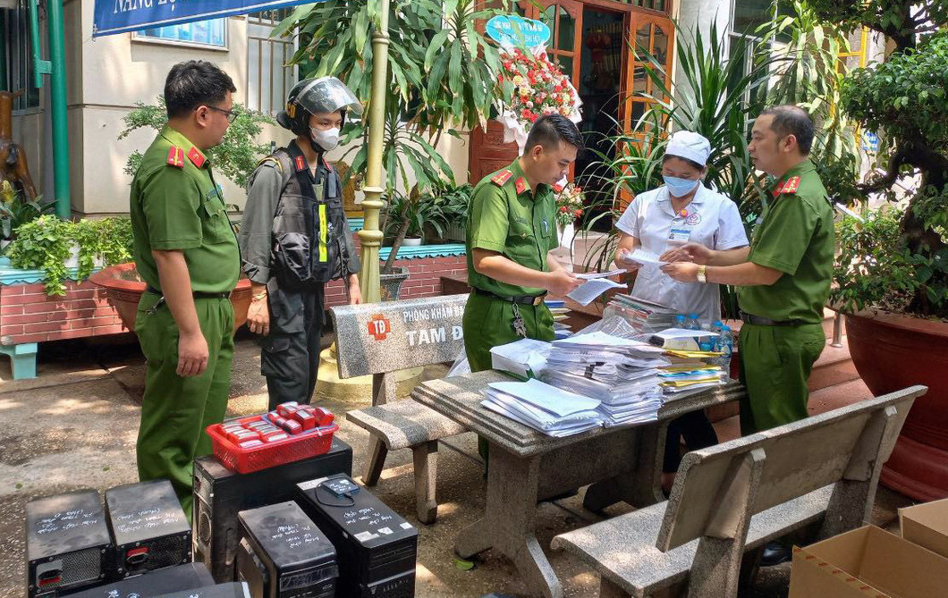 Lực lượng chức năng khám xét, thu giữ nhiều tài liệu tại một phòng khám ở TP Biên Hòa, Đồng Nai  - Ảnh: công an cung cấp