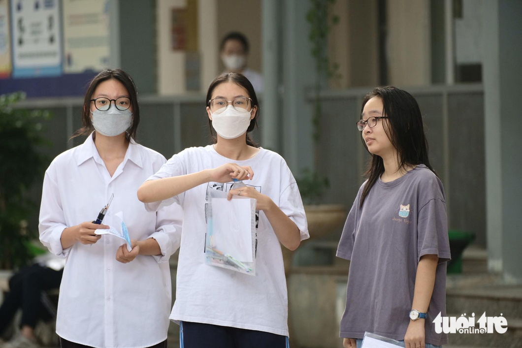 Sáng 10-6, thí sinh thi vào lớp 10 tại Hà Nội thi môn ngữ văn, thời tiết khá oi bức - Ảnh: NGUYÊN BẢO Thí sinh đi thi môn ngữ văn sáng 10-6 trong thời tiết khá oi bức - Ảnh: NGUYÊN BẢO