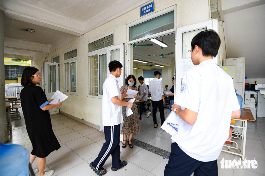 Thí sinh vào phòng thi chuẩn bị thi môn văn - Ảnh: NAM TRẦN Thí sinh vào phòng thi chuẩn bị thi môn văn - Ảnh: NAM TRẦN