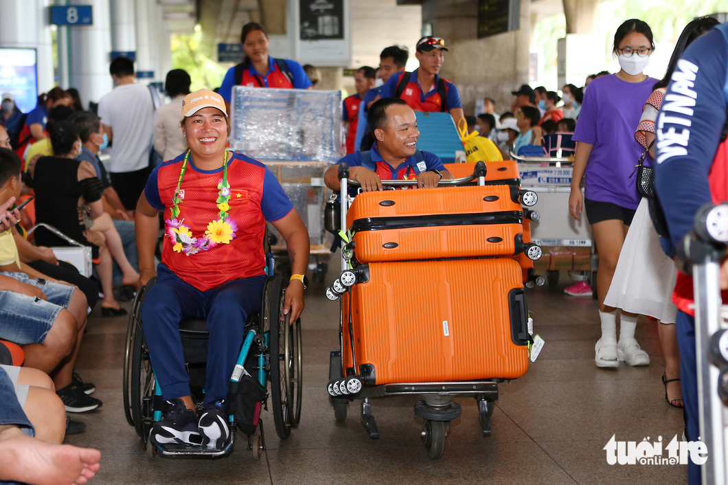 Gia đình hội ngộ, mẹ ôm chầm lấy con gái sau Para Games 12 - Ảnh 1. Gia đình hội ngộ, mẹ ôm chầm lấy con gái sau Para Games 12 - Ảnh 1.