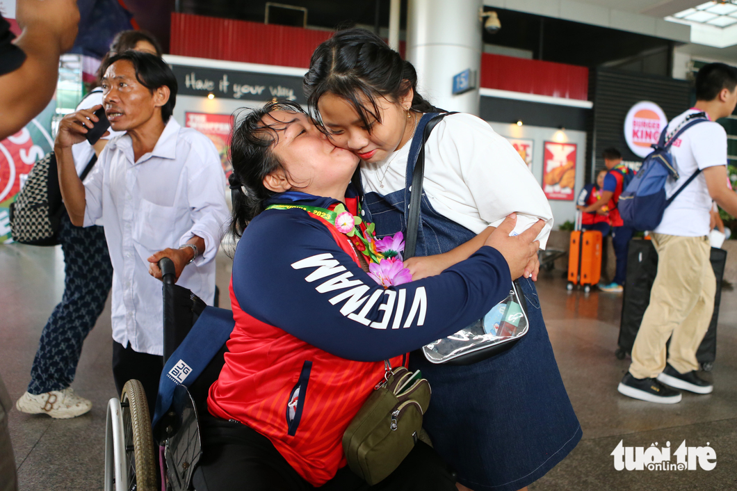 Gia đình hội ngộ, mẹ ôm chầm lấy con gái sau Para Games 12 - Ảnh 2. Gia đình hội ngộ, mẹ ôm chầm lấy con gái sau Para Games 12 - Ảnh 2.