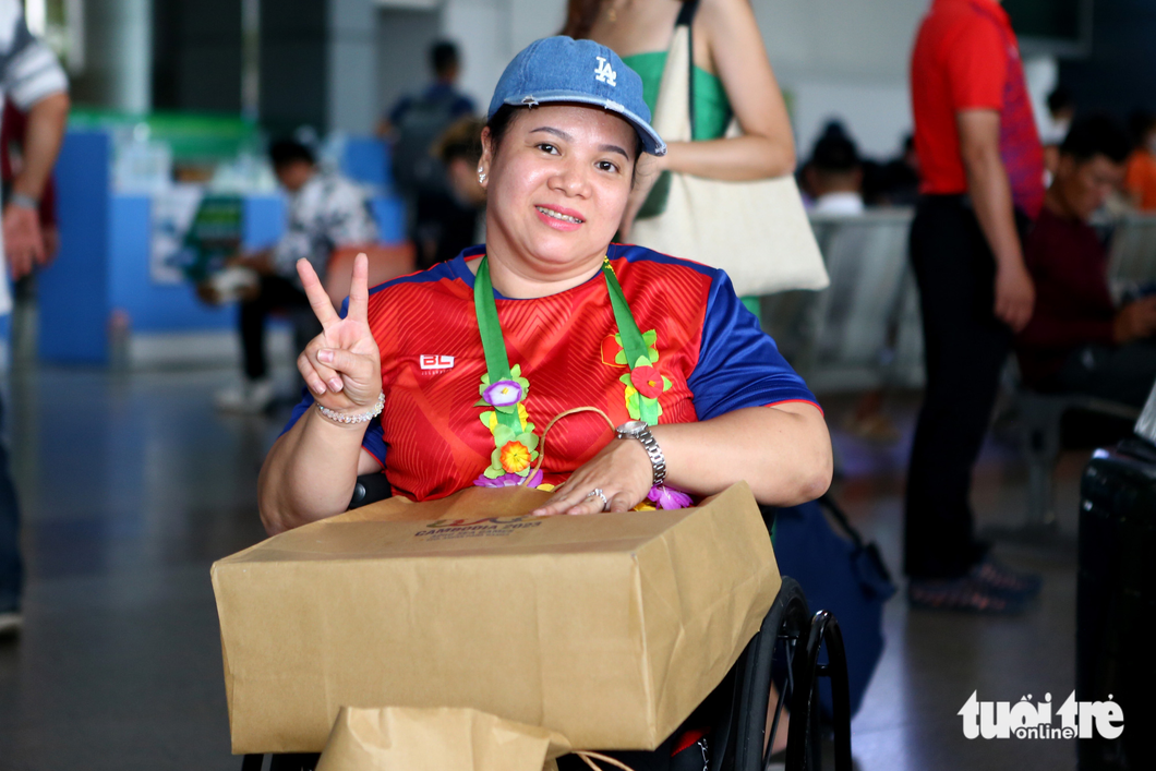 Gia đình hội ngộ, mẹ ôm chầm lấy con gái sau Para Games 12 - Ảnh 5. Gia đình hội ngộ, mẹ ôm chầm lấy con gái sau Para Games 12 - Ảnh 5.