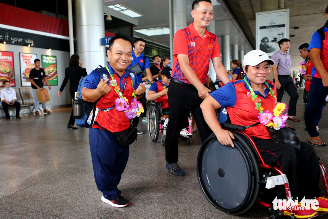 Gia đình hội ngộ, mẹ ôm chầm lấy con gái sau Para Games 12 - Ảnh 6. Gia đình hội ngộ, mẹ ôm chầm lấy con gái sau Para Games 12 - Ảnh 6.