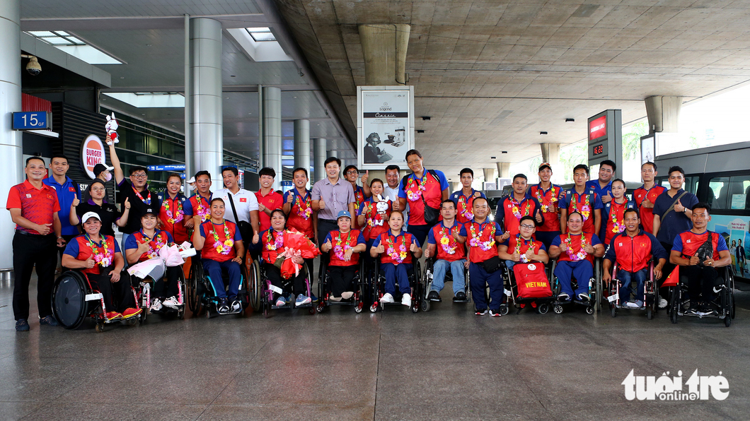Gia đình hội ngộ, mẹ ôm chầm lấy con gái sau Para Games 12 - Ảnh 8. Gia đình hội ngộ, mẹ ôm chầm lấy con gái sau Para Games 12 - Ảnh 8.