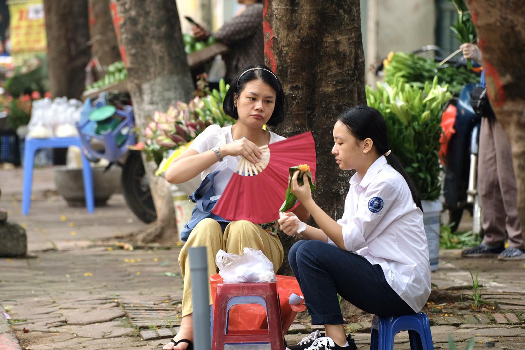 Thời tiết nắng nóng, oi bức là nỗi lo của thí sinh, phụ huynh những ngày thi này - Ảnh: NGUYÊN BẢO