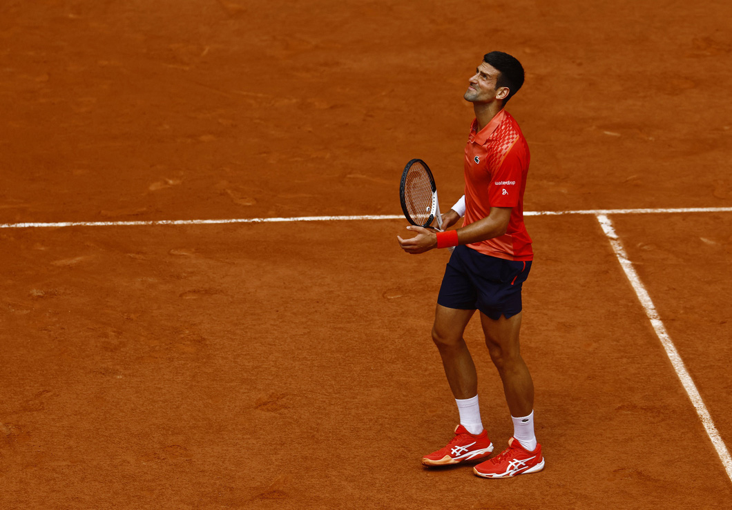 Djokovic mắc quá nhiều lỗi đánh bóng hỏng sau hai bàn đấu đầu tiên - Ảnh: REUTERS