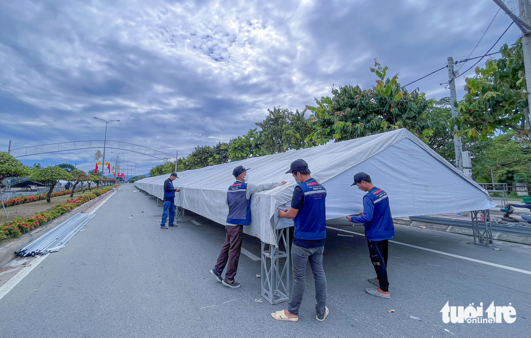 Khu vực diễn ra lễ hội đang được khẩn trương thi công - Ảnh: HỒNG ĐƯỢM