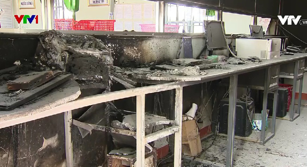Sau khi đập phá cửa, các nghi phạm đã ném bom xăng vào các phòng, rất nhiều loại giấy tờ lưu trữ quan trọng tại xã của người dân đã bị cháy hết.