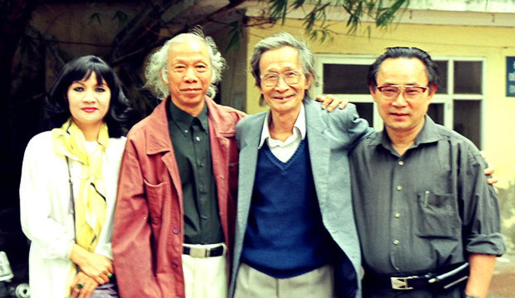 Từ trái qua: vợ chồng nhà thơ Thu Bồn cùng nhà văn Nguyễn Xuân Khánh và nhà văn Ngô Thảo - Ảnh: Nguyễn Đình Toán