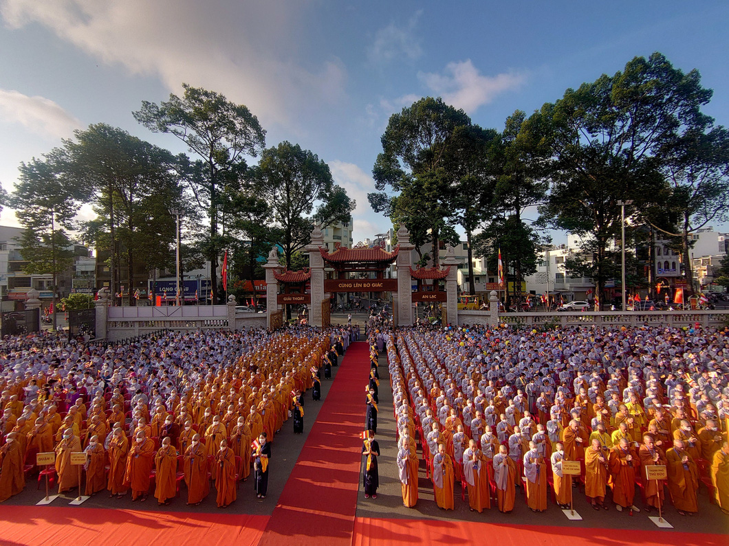 Đông đảo tăng ni, phật tử tham gia Đại lễ Phật đản Phật lịch 2567 - Ảnh: TRẦN MẶC