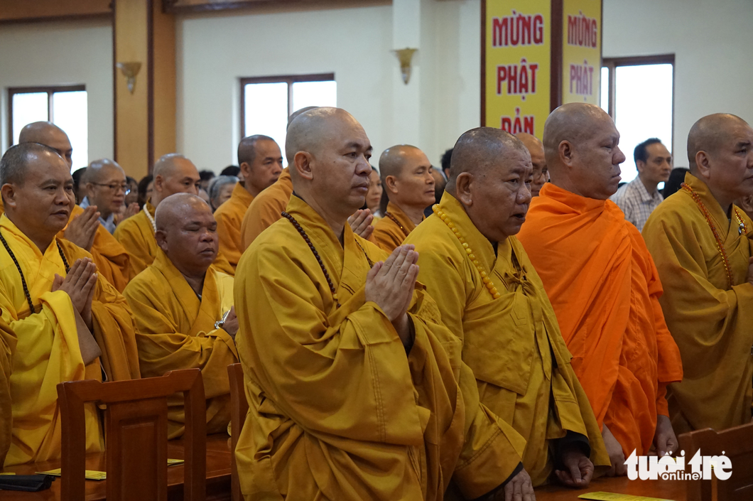 Thủ tướng chúc mừng Đại lễ Phật đản cùng đông đảo nhân dân - Ảnh 3.