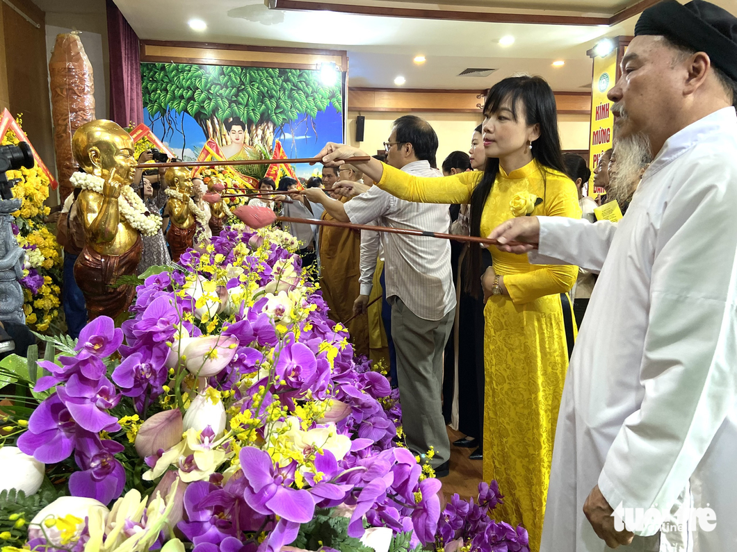 Thủ tướng chúc mừng Đại lễ Phật đản cùng đông đảo nhân dân - Ảnh 6.