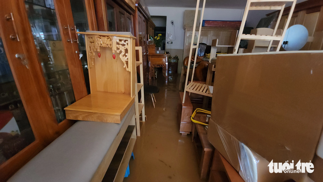 Một cửa hàng bán nội thất bị ngập khiến nhiều đồ đạc hư hại - Ảnh: M.V