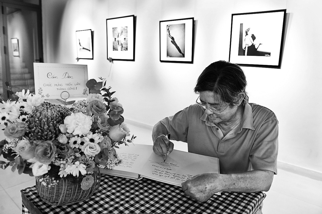 Nhiếp ảnh gia Hoàng Thạch Vân tại buổi triển lãm ảnh của tác giả Trần Thế Phong