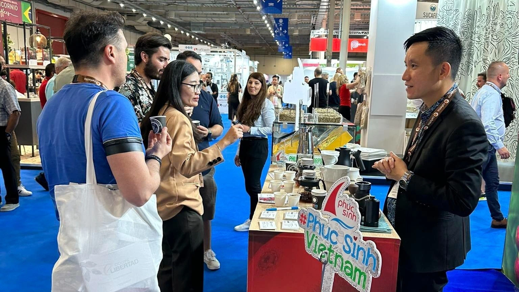 Gian hàng cà phê của Công ty Phúc Sinh Việt Nam tại WORLD OF COFFEE Athens Greece 2023 đang diễn ra tại Hy Lạp - Ảnh: MINH THÔNG