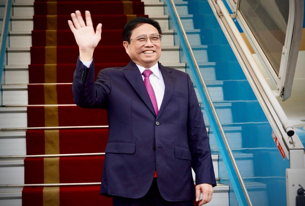 Thủ tướng Phạm Minh Chính vẫy tay chào khi lên chuyên cơ sang thăm chính thức Trung Quốc - Ảnh: NGUYỄN KHÁNH