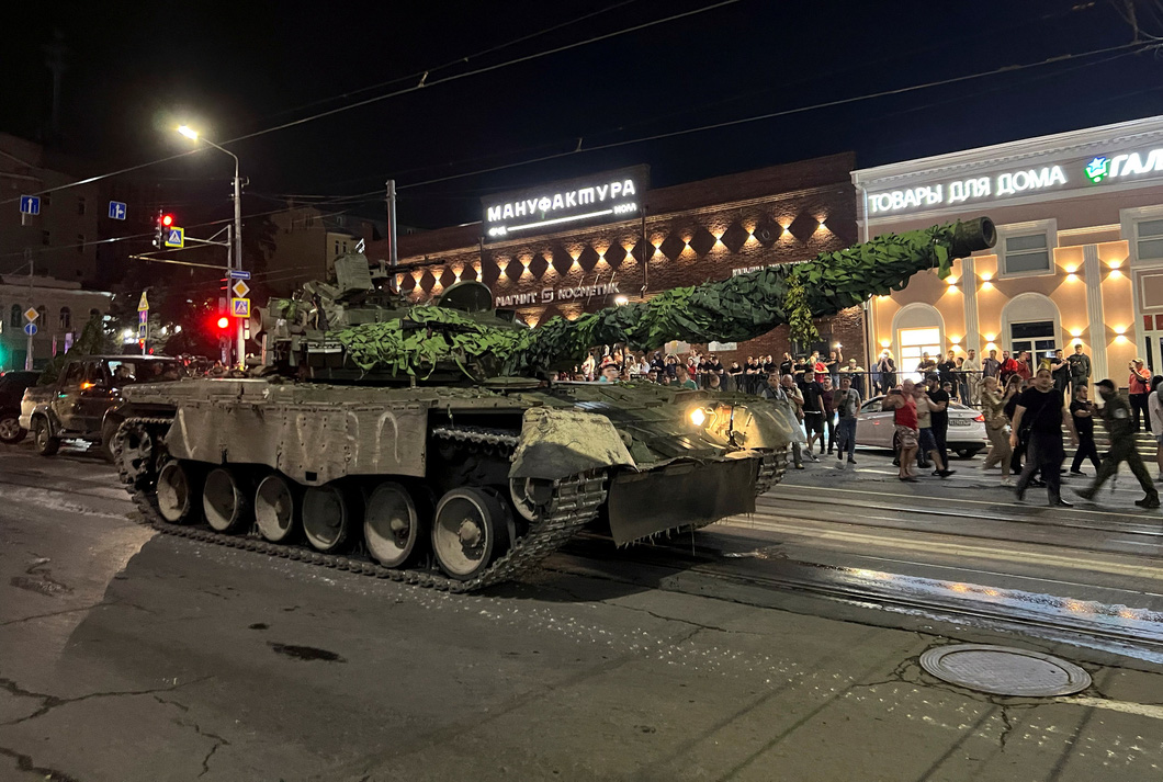 Xe tăng của Wagner trên đường phố Rostov-on-Don, ngày 24-6 - Ảnh: REUTERS