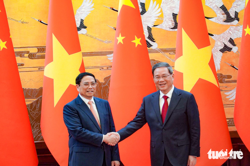 Thủ tướng Phạm Minh Chính và Thủ tướng Lý Cường chụp ảnh chung sau khi diễn ra hội đàm và lễ ký các văn kiện - Ảnh: NGỌC AN