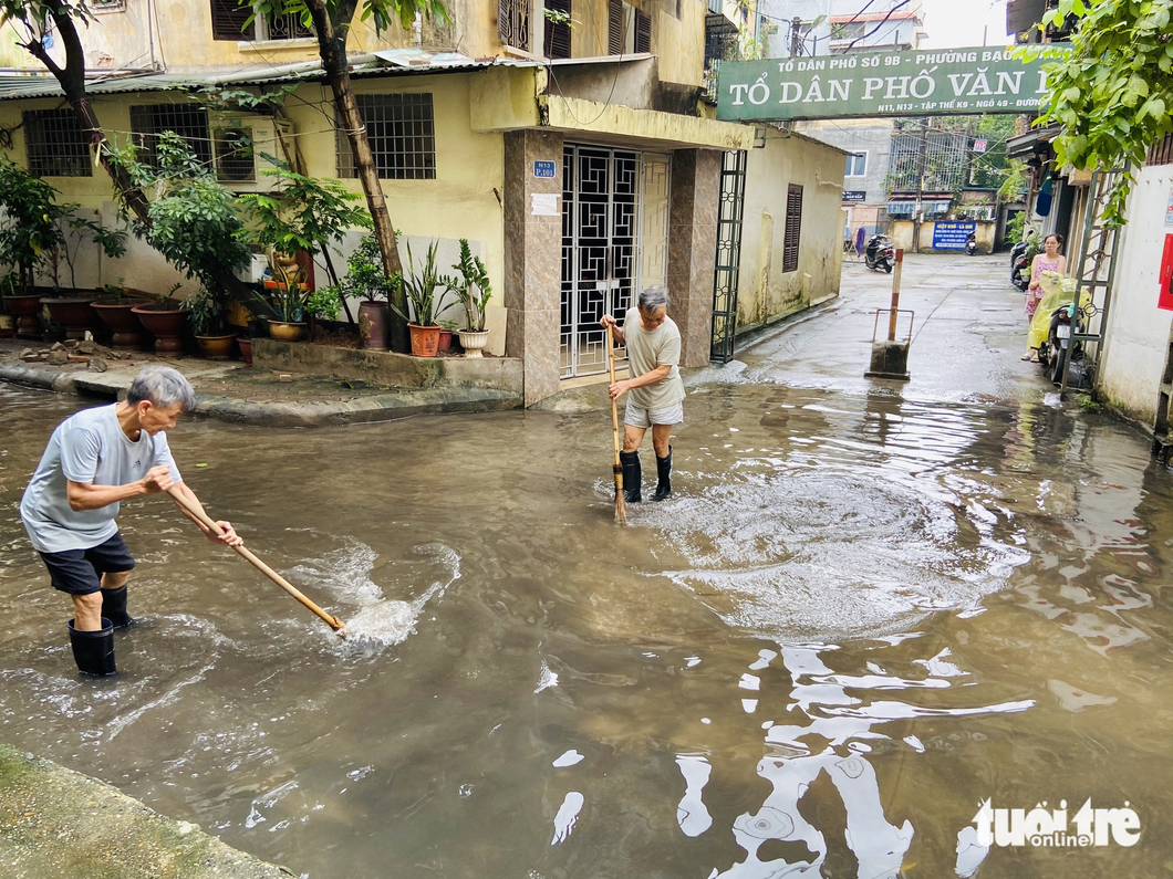 Cả ngàn người khổ vì nước ngập sau mưa suốt 5 năm, địa phương nói gì? - Ảnh 1.