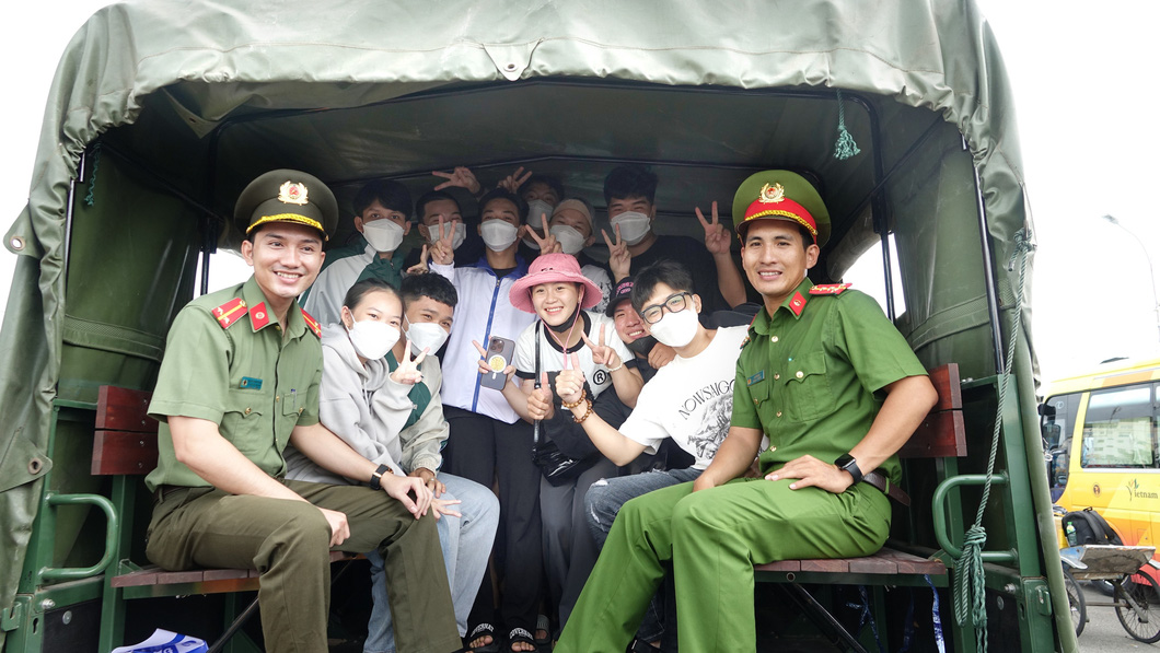 Đoàn thanh niên Công an tỉnh Kiên Giang hỗ trợ xe đưa đón các em thí sinh xã đảo thuộc huyện Kiên Hải (Kiên Giang) đi thi - Ảnh: CHÍ CÔNG