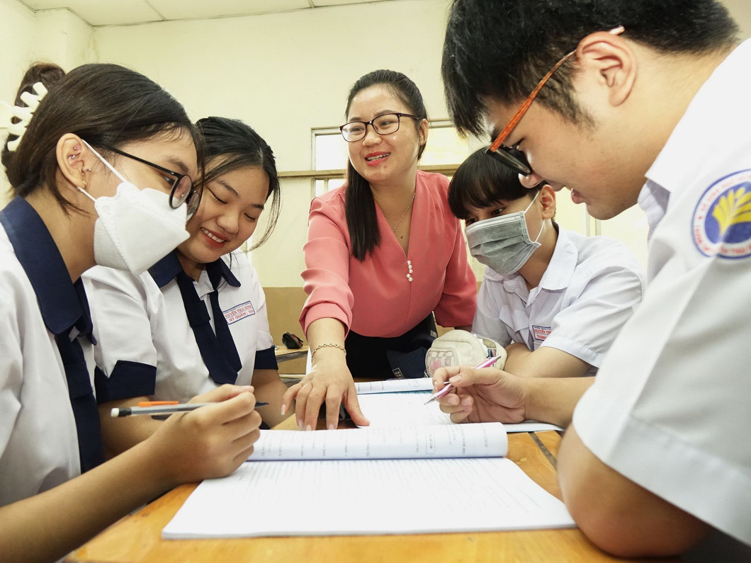 Học sinh Trường THPT Nguyễn Thái Bình (quận Tân Bình, TP.HCM) ôn thi chuẩn bị kỳ thi tốt nghiệp THPT 2023 - Ảnh: NHƯ HÙNG