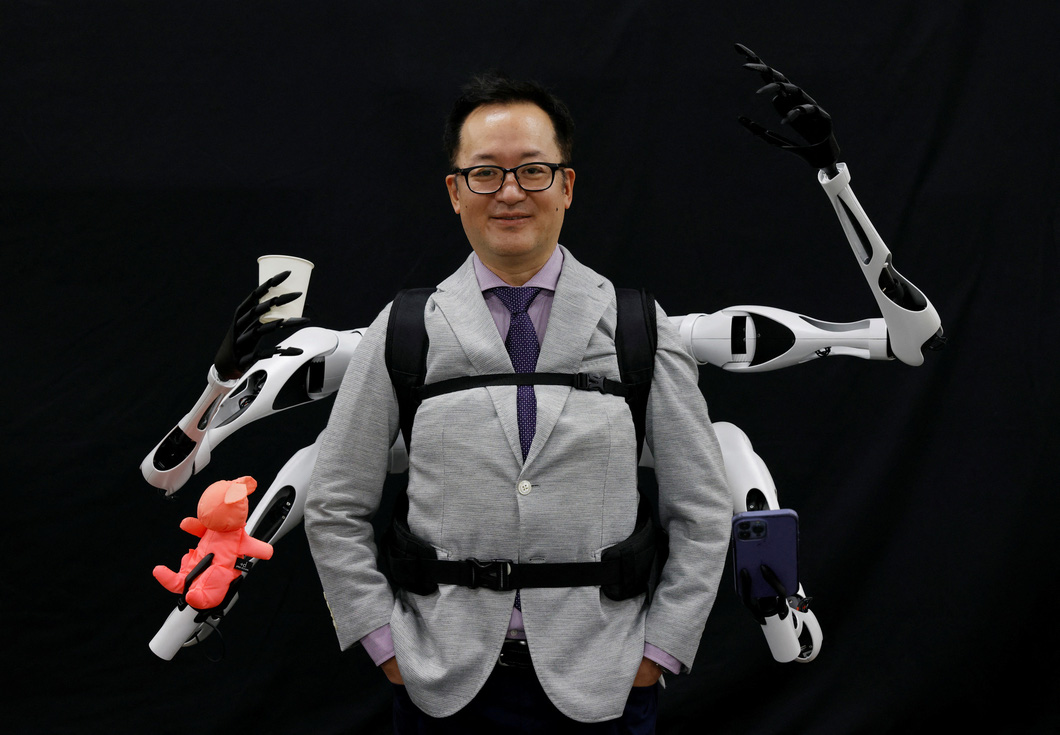 Nhật Bản phát triển robot nhiều tay có thể đeo trên lưng - Ảnh 1.