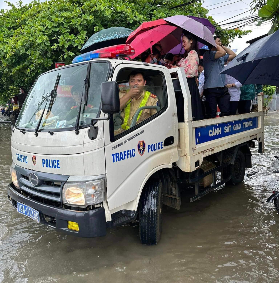 Cổng trường ngập sâu, thí sinh vô phòng thi bằng xe tải, xe chuyên dụng - Ảnh 2.