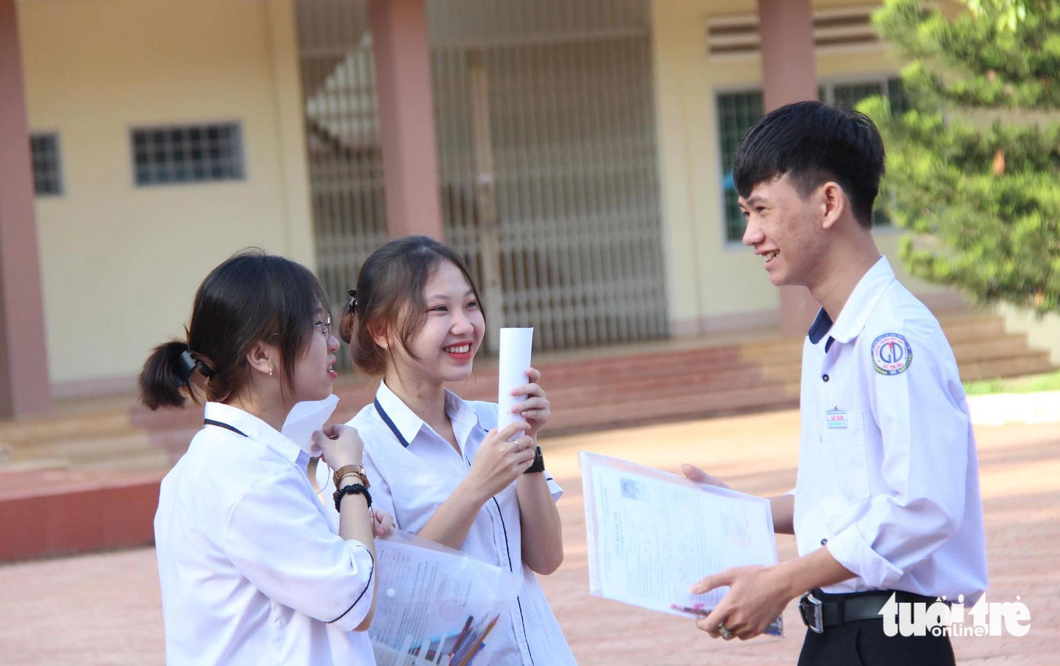 Học sinh tự tin trước khi bước vào phòng thi môn văn tại điểm thi Trường THPT Lê Duẩn (TP Buôn Ma Thuột, Đắk Lắk) - Ảnh: TR.TÂN