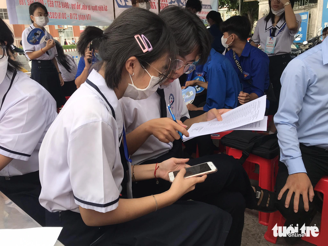 Đến 7h35, tại điểm thi Trường THPT chuyên Nguyễn Quang Diêu, tỉnh Đồng Tháp vẫn còn một số thí sinh chưa đến điểm thi, hoặc điểm danh sót, đội tiếp sức gọi xác nhận một lần nữa - Ảnh: ĐẶNG TUYẾT