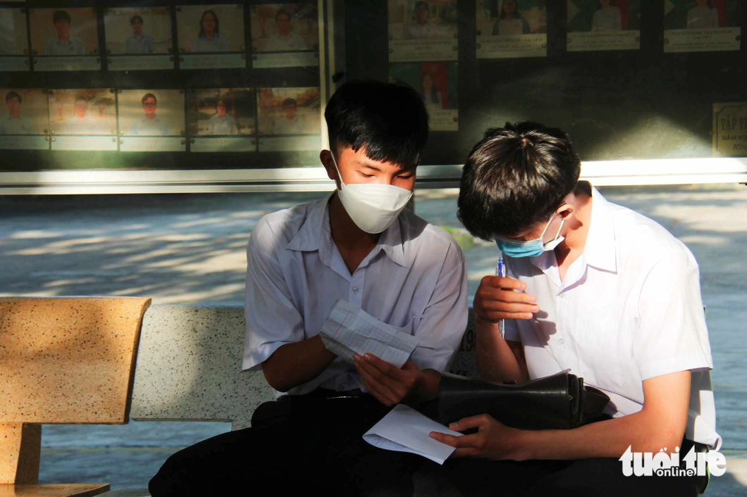 Tại điểm trường THPT Nguyễn Văn Trỗi (TP Nha Trang), thí sinh ôn lại bài trước giờ thi Ngữ Văn - Ảnh: TRẦN HOÀI
