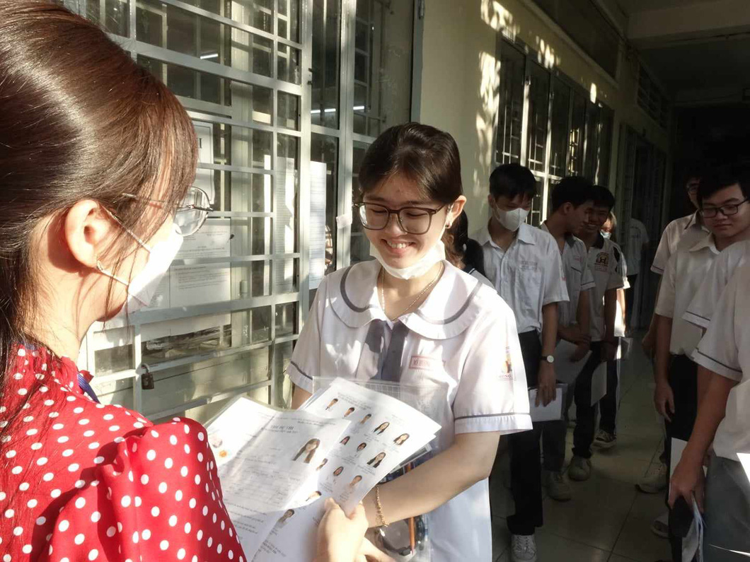 Thí sinh làm thủ tục trước giờ thi môn văn tại điểm thi trường THCS Lý Phong, Q.5, TP.HCM - Ảnh: NHƯ HÙNG