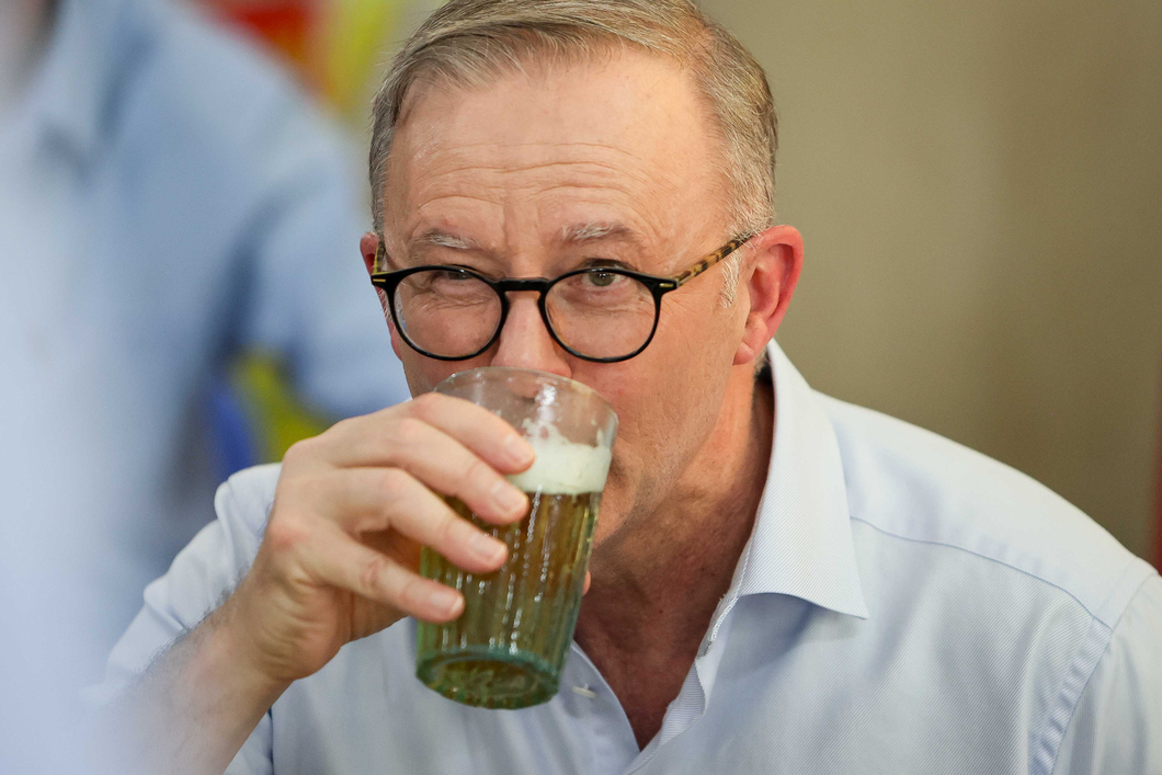 Thủ tướng Úc hô ‘một hai ba dô’ khi uống bia hơi giữa Hà Nội nắng nóng - Ảnh 1.
