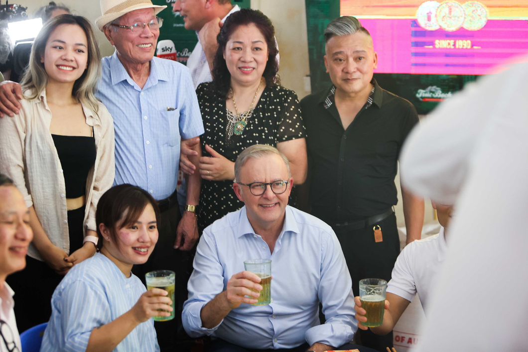 Thủ tướng Úc hô ‘một hai ba dô’ khi uống bia hơi giữa Hà Nội nắng nóng - Ảnh 10.