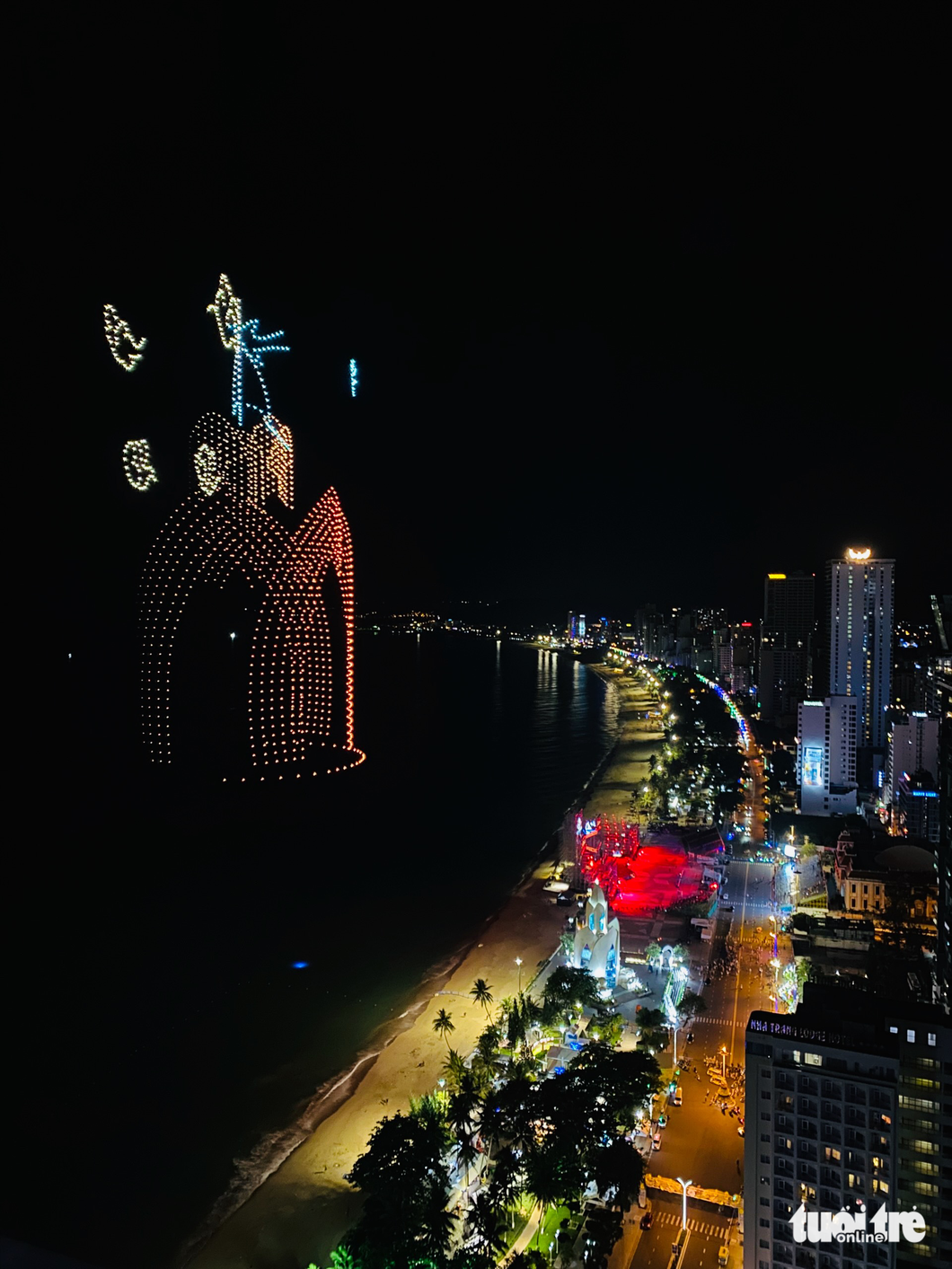 Công nghệ drone light vẽ hình ánh sáng trên bầu trời đêm Nha Trang ra sao? - Ảnh 2.